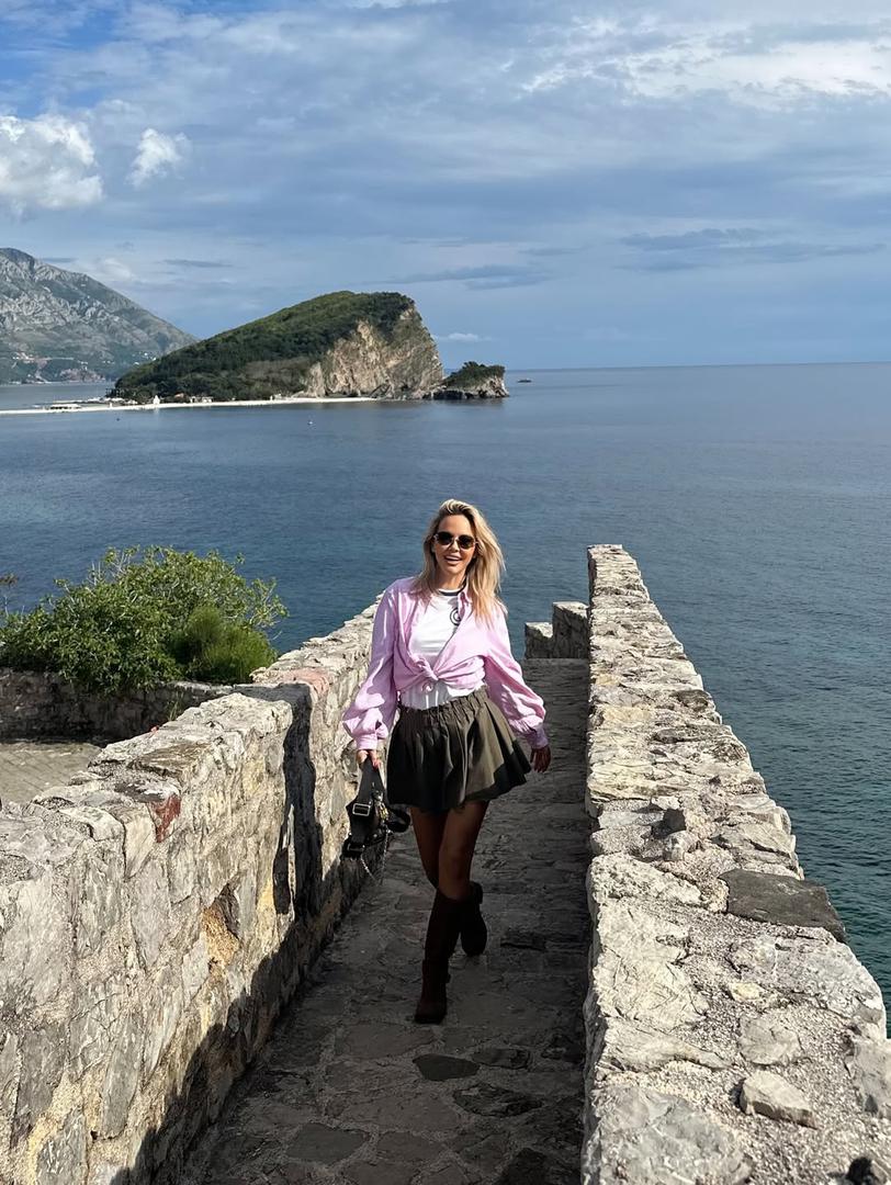 - Baš zračite zajedno i nisu ni centimetri bitni. Bitno je da se volite. To je sreća - napisala je jedna obožavateljica, referirajući se na nedavnu Majinu izjavu da sa Šimom više osjeća razliku u centimetrima nego u godinama, jer je on toliko viši od nje da će dobiti išijas koliko se saginje.