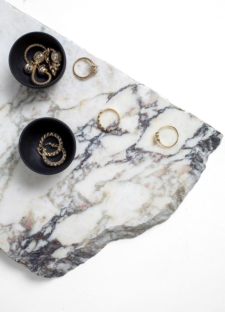 Zlatno prstenje s lijeva na desno_1300kn_1100kn_900kn_zlatna narukvica 6360kn_zlatne nausnice 1440kn_Zaks