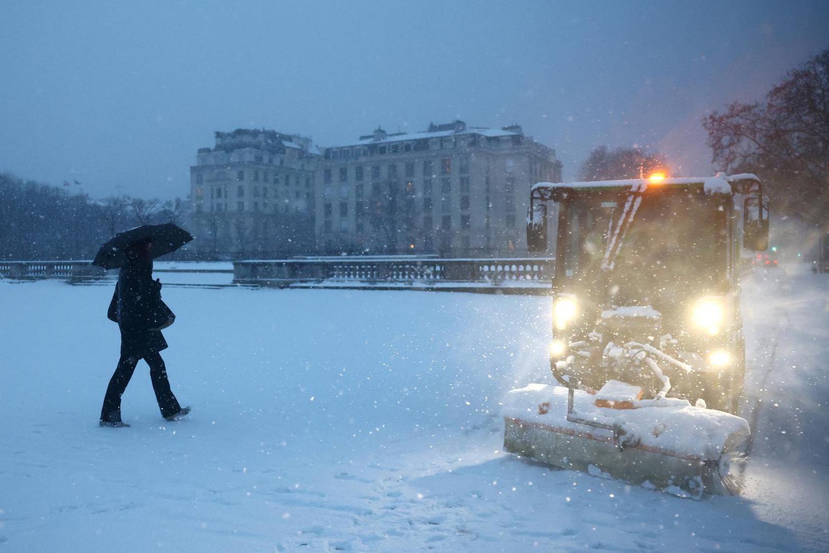 Olujno nevrijeme pogodilo je Pariz te donijelo obilne snježne padaline. Brojni letovi su otkazani, gradski autobusni prijevoz obustavljen, a nastale su prometne gužve.

