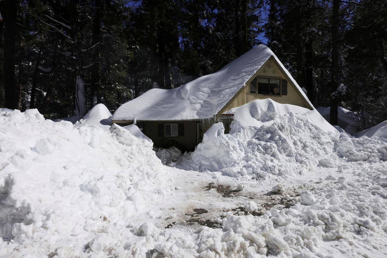 Massive snow amounts trap Californians