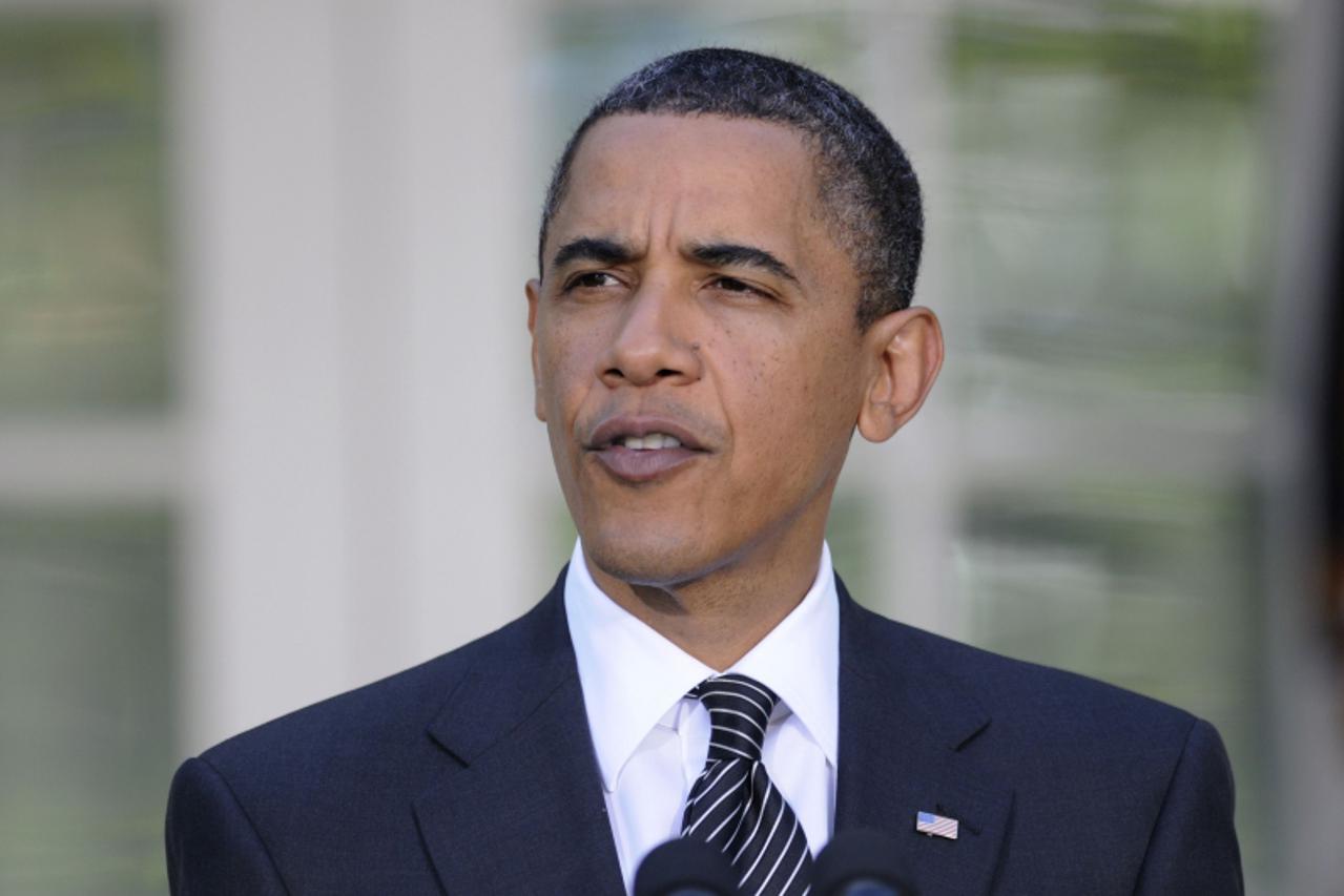 \'U.S. President Barack Obama arrives to make a statement on Wall Street reform in the Rose Garden at the White House in Washington, May 20, 2010.    REUTERS/Jonathan Ernst    (UNITED STATES - Tags: P