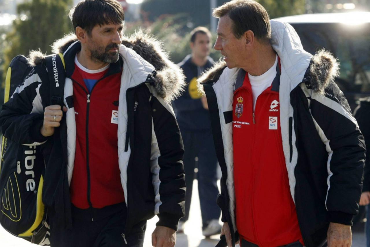 \'Selektor muske teniske reprezentacije Srbije Bogdan Obradovic i savetnik Dejvis kup tima Srbije Nikola Pilic snimljeni u blizini beogradske Impuls hale gde su danas clanovi Dejvis kup tima Srbije im