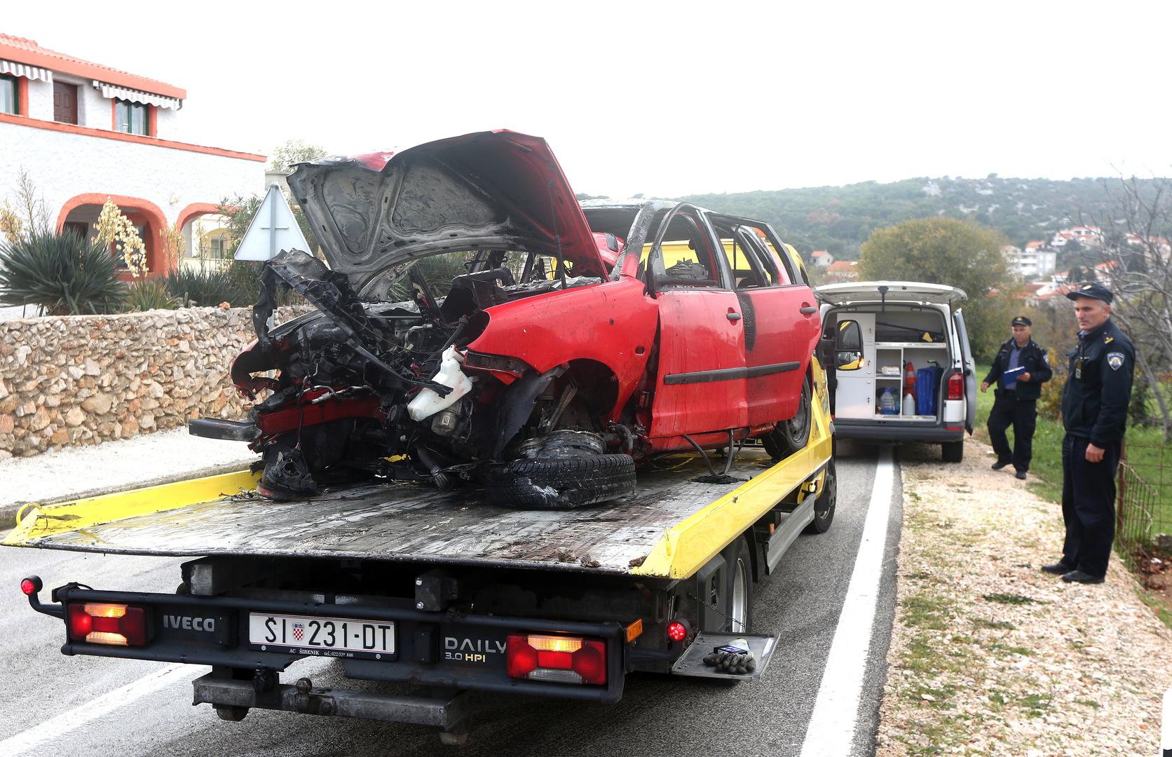 Tri osobe ozlijeđene su nakon prometne nesreće koja se dogodila na ulazu u Tisno.

