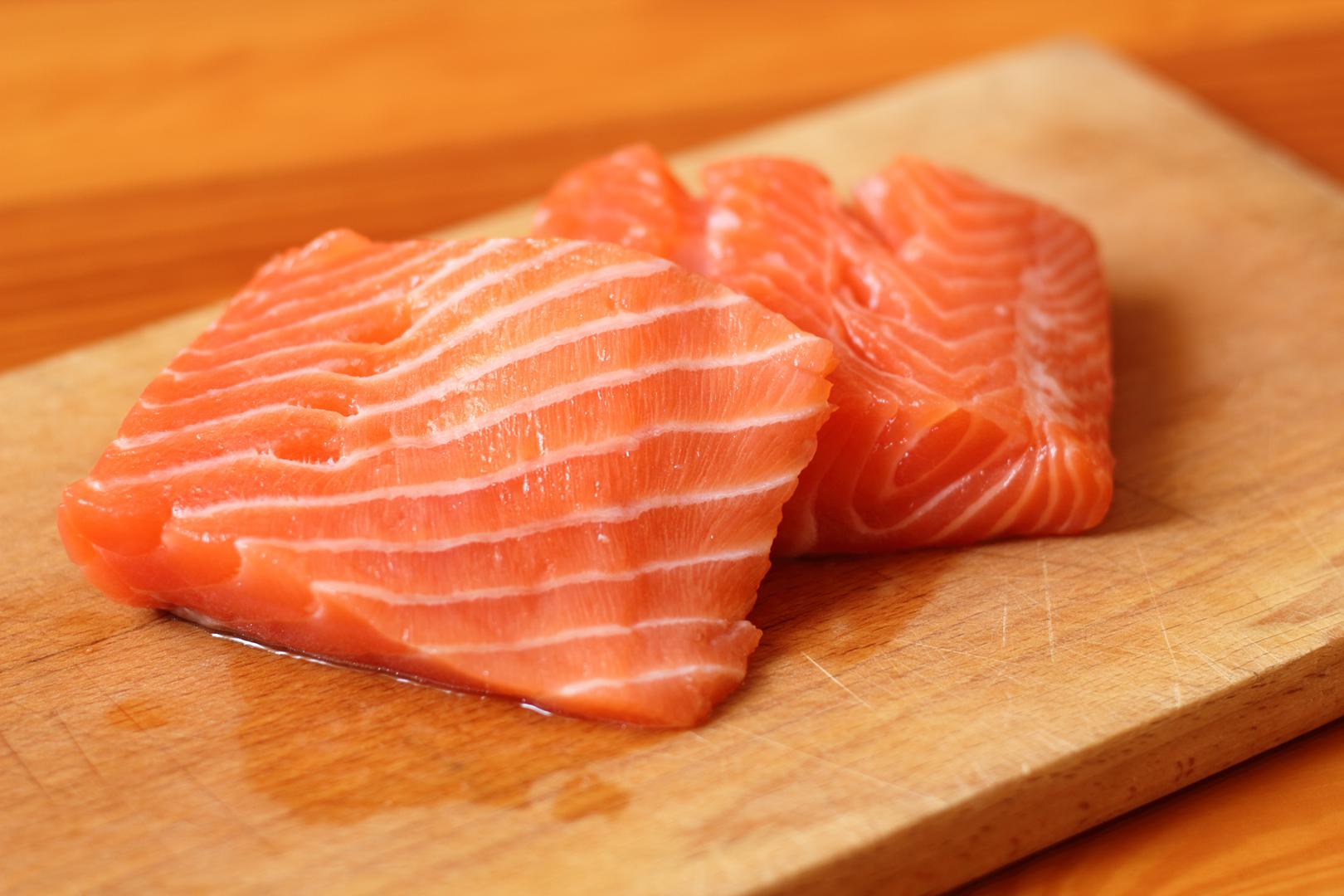 1. Losos i druga masna riba: "Konzumiranje 2-3 grama omega-3 masti dnevno koje se nalaze u lososu, skušama i sardinama može pomoći u smanjenju upale. Ako ne volite ribu, dodaci prehrani s omega-3 mastima također mogu biti korisni", zaključila je Dhokia.