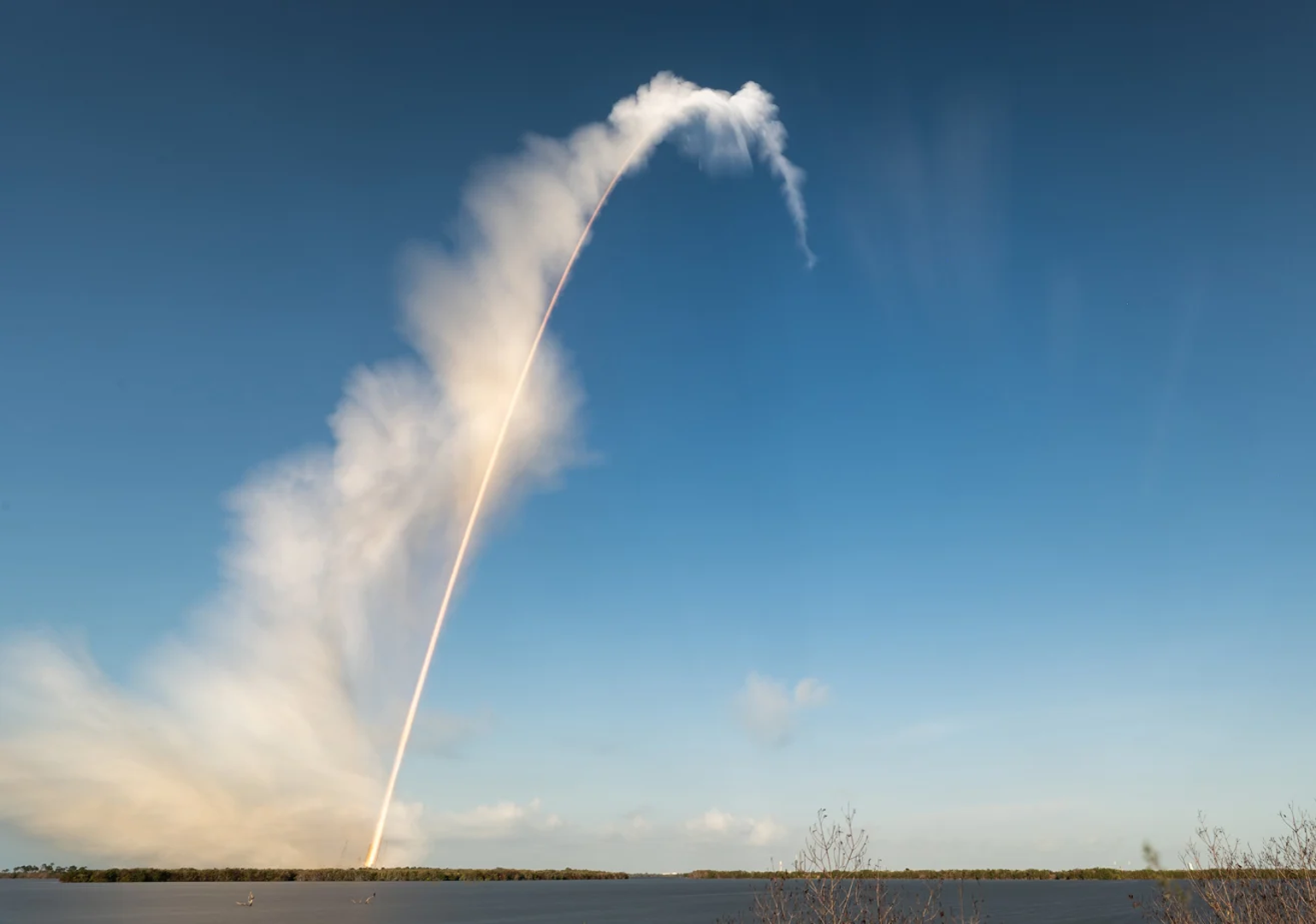 'Trenutačno imamo predivan pogled na tamnu stranu Zemlje osvijetljenu Mjesecom', rekao je astronaut Kanadske svemirske agencije i specijalist misije Jeremy Hansen. 'Nevjerojatno. Nitko od nas ne može na ručak jer smo prikovani uz prozor. Fotografiramo.' Reid dodaje da jednostavno ne može prestati.