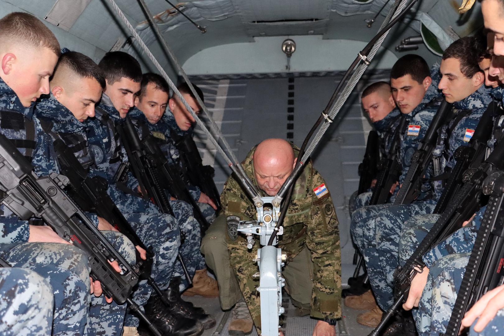 Obučavatelj polaznika integracijske obuke narednik Josip Grbavac u ovoj je prigodi rekao: "Velika mi je čast i zadovoljstvo biti dijelom procesa uvođenja novih marinaca u Satniju mornaričkog desantnog pješaštva. Iznimno sam zadovoljan ozbiljnim pristupom i visokom razinom motivacije koju su proteklih dana pokazali polaznici integracijske obuke – budući hrvatski marinci".