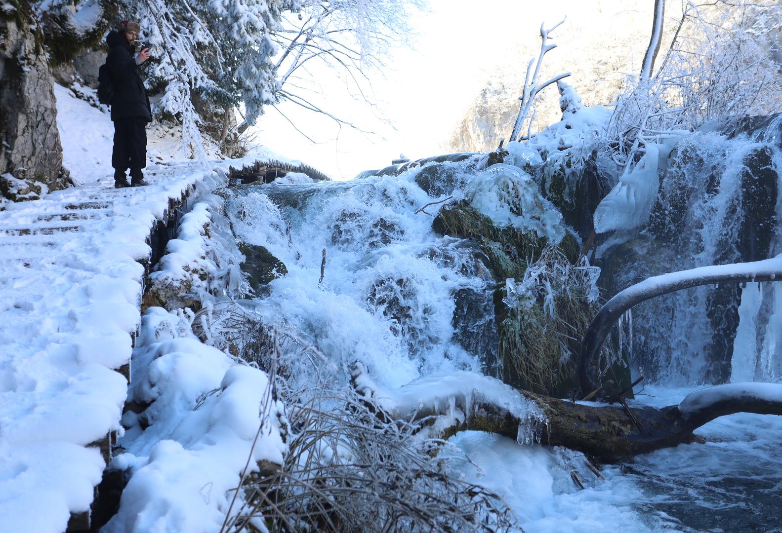 13.01.2024., Plitvicka jezera - Snijeg i debeli minusi zaledili su slapove na Plitvickim jezerima koji mame uzdahe brojnih posjetitelja. Photo: Kristina Stedul Fabac/PIXSELL