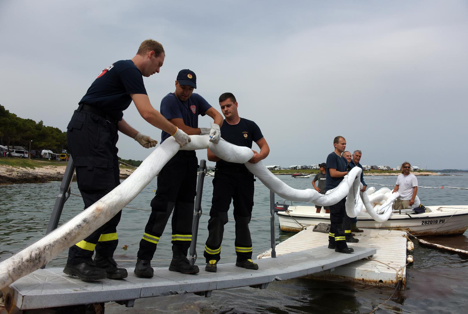 Na terenu je popodne bilo 80-ak vatrogasaca, te djelatnici komunalne službe Općine Medulin i Javne ustanove Kamenjak, dok su Lučke uprave Pula, Poreč, Rovinj i Rabac na raspolaganje stavile svoje brane.