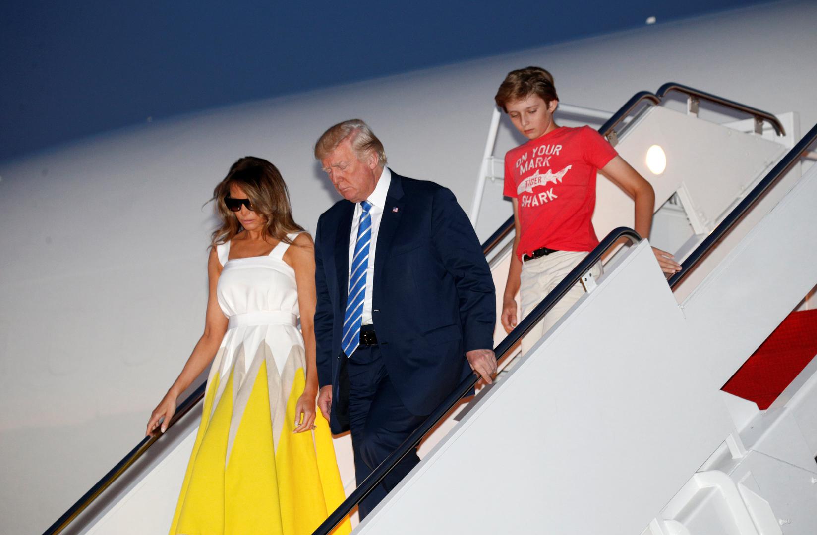 Melania je trobojnu haljinu upotpunila bijelim satenskim pojasom koji je istaknuo njezin uzak struk, a na nogama je imala bež cipele Manoloa Blahnika. 