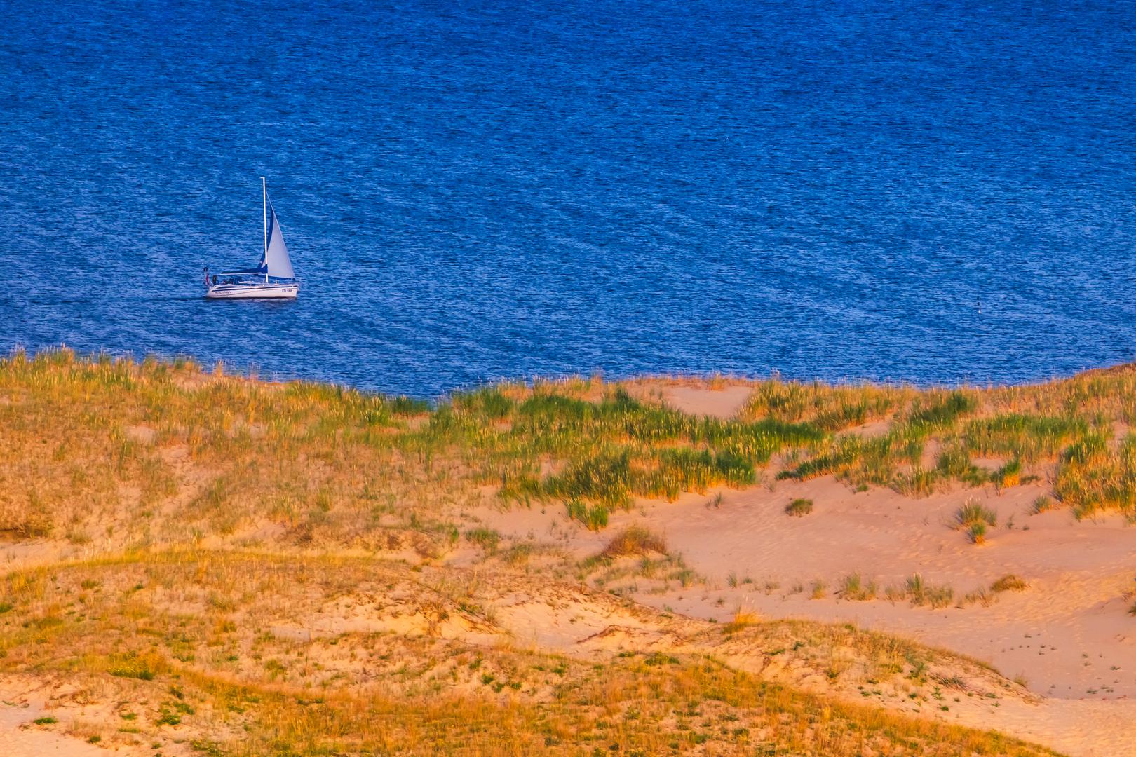 Nudistička plaža Nida, Litva: Prohladno Baltičko more možda se ne čini kao najočiglednije mjesto za kupanje. Ali, ovaj prekrasni pojas na dugoj, pješčanoj Kuršskoj prevlaci nudi jedno od najslikovitijih europskih mjesta gdje možete skinuti sve sa sebe. Sa svojim dinama prekrivenim divljim cvijećem (među najvišima u Europi) i obalnom šumom, plaža je bila središte umjetničke kolonije iz 19. stoljeća koja je privukla mnoge od vodećih slikara, pjesnika i pisaca tog vremena.