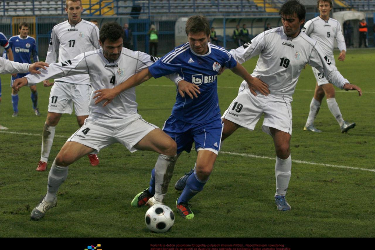'27.10.2010., Koprivnica - Hrvatski nogometni kup, osmina finala, NK Slaven Belupo - HNK Suhopolje. Matija Poredski (plavi dres) izmedju Mije Studenovica (4) i Marka Zelinke Photo: Marijan Susenj/PIXS