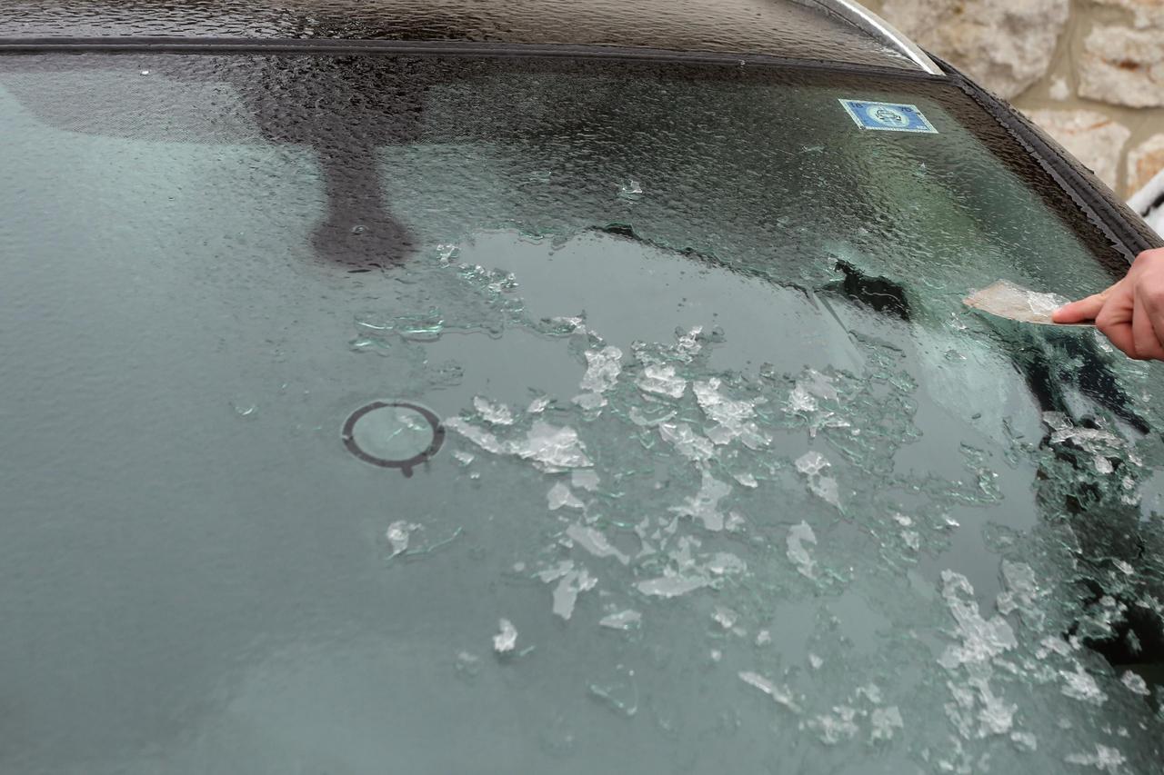 Led na staklu/Ilustracija