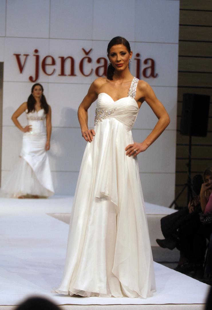 No, život joj je krenuo u drugom smjeru kada je odlučila sudjelovati u reality showu. Upravo ondje, pred kamerama, rodila se ljubavna priča između nje i bivšeg mistera Hrvatske, Dine Bubičića. Njihova veza ubrzo je postala ozbiljna, a ljubav su okrunili brakom. S vremenom su postali roditelji dvojice sinova, Leonida i Noela, koji su im postali životni prioritet.