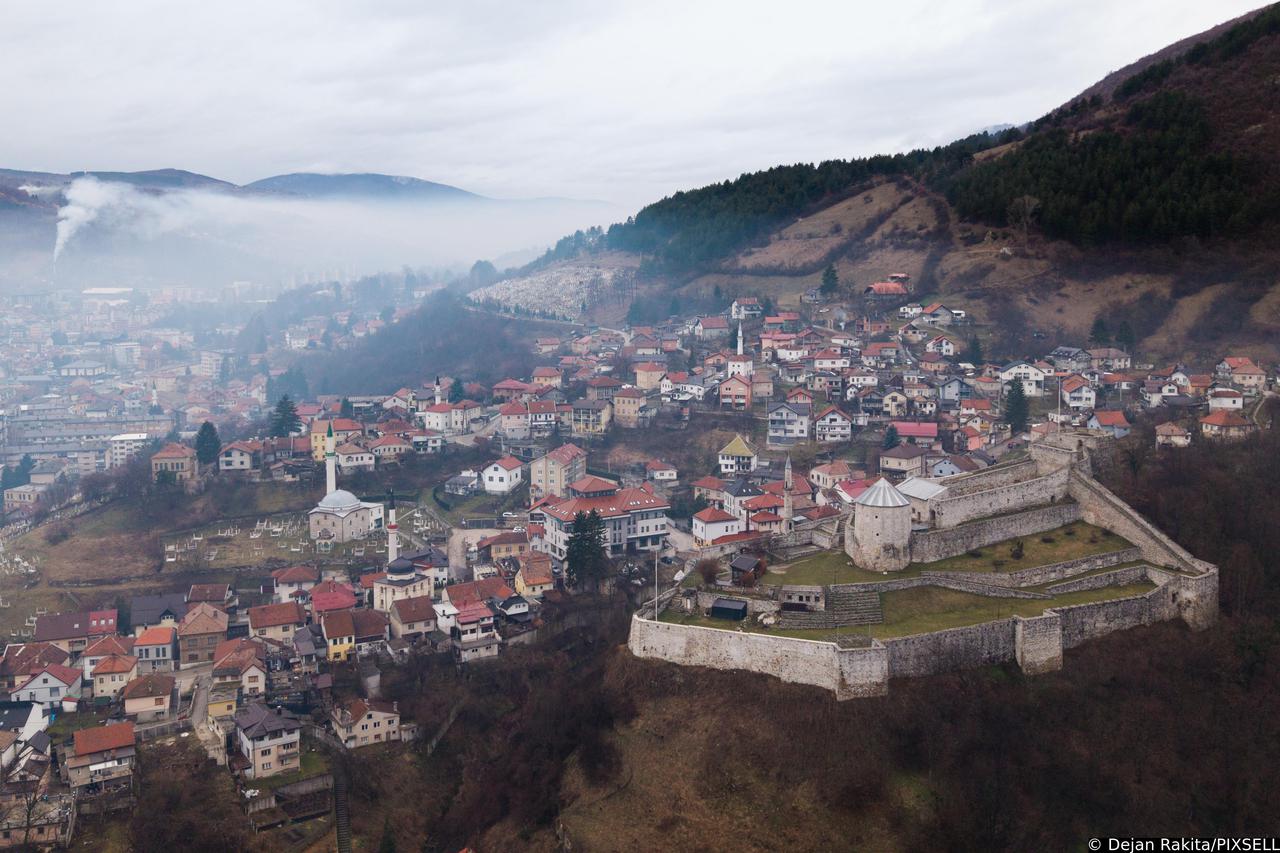 Pogled iz zraka na grad Travnik i tvrđavu