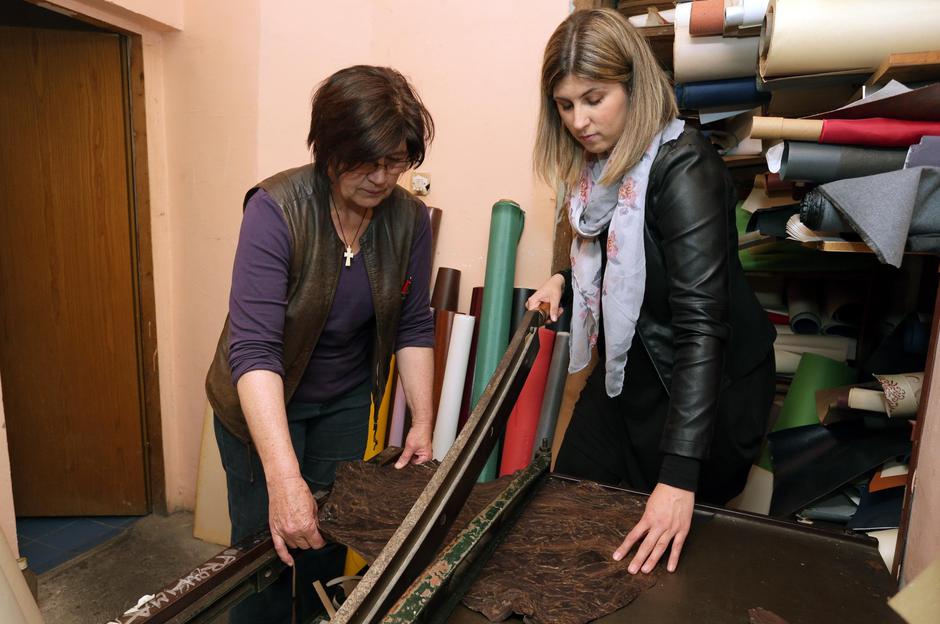 Tradicijski obrt Grafikon u Maricevom prolazu cija je vlasnica Ivana Radic. Knjigoveznica u kojoj se koriste strojevi koji nisu promijenjeni od 1945 godine