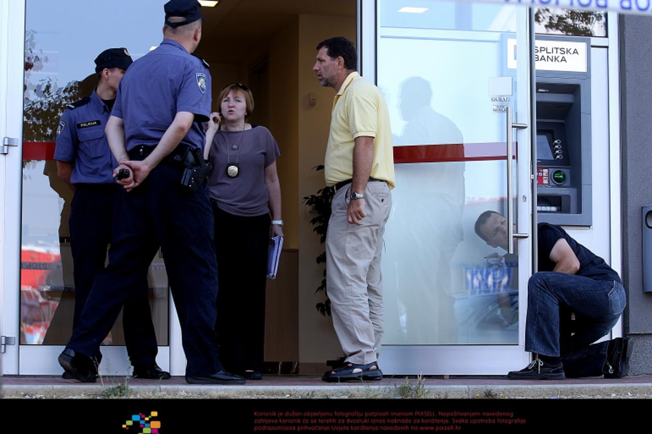 '03.08.2012., Zagreb - Nepoznati razbojnik jutros je oko 8.20 sati usao u poslovnicu Splitske banke na Lanistu, zaprijetio vatrenim oruzjem, opljackao je i pobjegao. Policija radi ocevid, a za sada ni