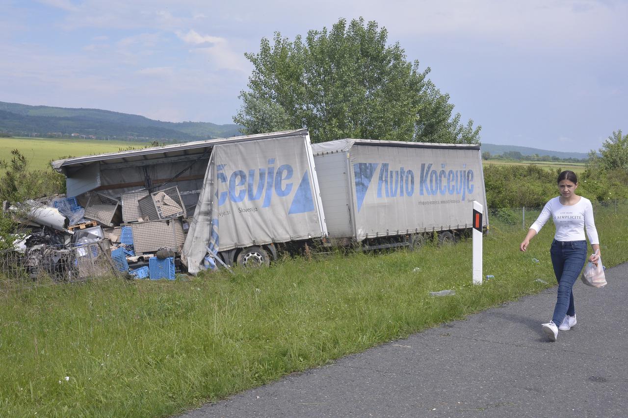Sudar autobusa i kamiona kod Novske