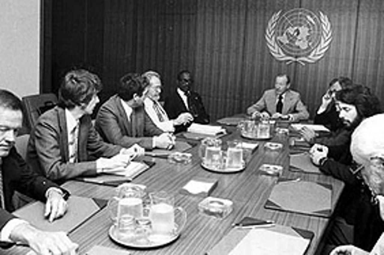 Sastanak u Ujedinjenim narodima na temu formiranja odjela za proučavanje NLO-a održan 14. srpnja 1978. Na sastanku su bili (slijeva nadesno) astronaut Gordon Cooper, Jacques Vallee, voditelj GEPAN-a Claude Poher, dr. J. Allen Hynek, premijer Grenade sir E