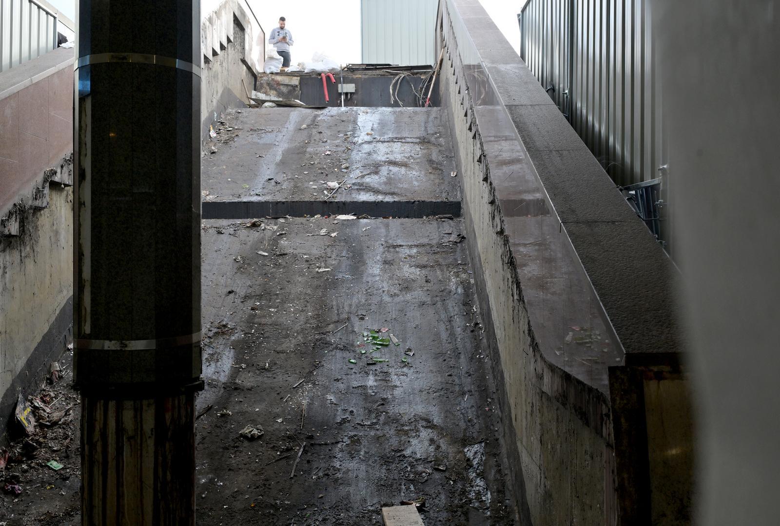 Počela je obnova pokretnih stepenica na ulazu u Importanne Centar na Tomislavcu. 