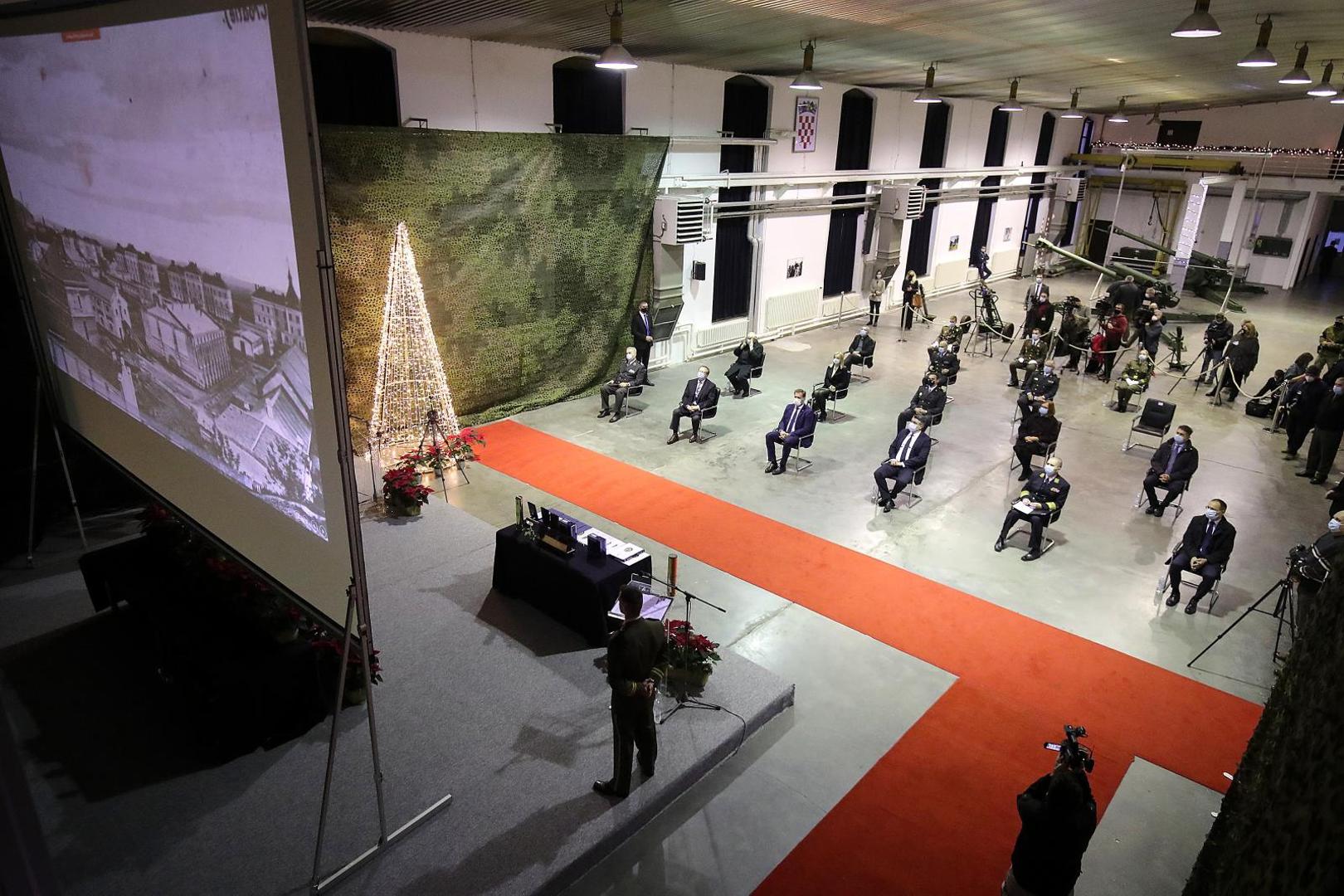 21.12.2020., Zagreb - Predsjednik Republike i vrhovni zapovjednik Oruzanih snaga Republike Hrvatske Zoran Milanovic, uz ministra obrane Maria Banozica i nacelnika Glavnog stozera Oruzanih snaga RH admirala Roberta Hranja sudjelovao je na obiljezavanju 29. obljetnice osnutka Hrvatskog vojnog ucilista Dr. Franjo Tudjman i svecanoj promociji polaznika preddiplomskih i diplomskih sveucilisnih studija Vojno inzenjerstvo i Vojno vodjenje i upravljanje, koja se odrzala u vojarni Petar Zrinski na Hrvatskom vojnom ucilistu Doktor Franjo Tudjman. Photo: Goran Stanzl/PIXSELL