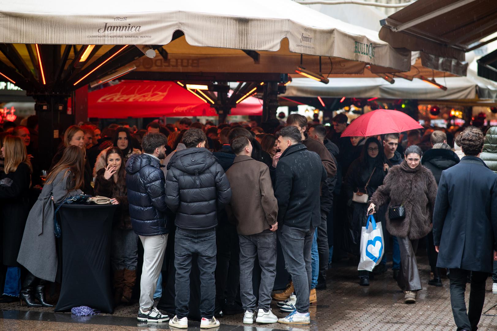 Na Cvjetnom trgu situacija je i jutros slična. Nervozni konobari i organizatori trčali su u svim smjerovima kako bi pripremili prostor za party. Kiša pljušti, vjetar puše, a ulice su gotovo prazne. Unatoč svemu, dio građana odlučio je Badnjak provesti na ulici pod suncobranima i ceradom.