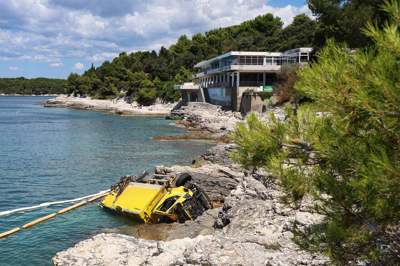 Pula: Kamion za smeće tvrtke Herculanea otklizao u more na Zlatnim stijenama