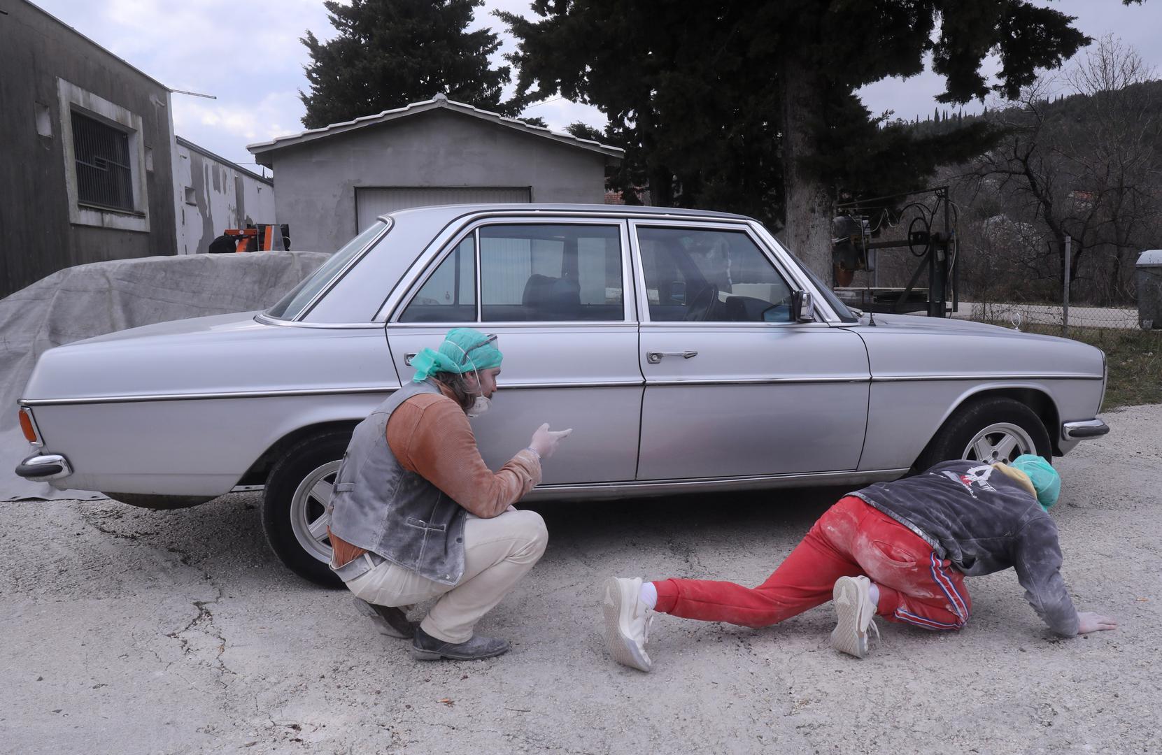 07.02.2024.,Imotski-Vrijedne ruke mladih umjetnika Roka Drzislava Rebica,,Emire Becirovic iz Ljubljane Karla Mrvosa iz Rijeke,Ive Japec i i Frana Marka Vlahinica iz Zagreba,uz nadzor inicijatora Ivana Topica Note svakodnevno klesu detalje spomenika Mercedesu koji se trebaju sklopiti i biti izlozeni ovog ljeta u Imotskom. Photo: Ivo Cagalj/PIXSELL