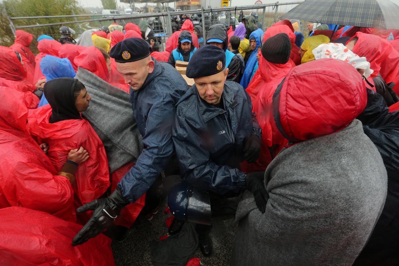 19.10.2015., Trnovec - Slovenska policija je na granicnom prijelazu Trnovec kod Cakovca zaustavila vlak s izbjeglicama, iako je bio najavljen. Slovenija je podignula ogradu i ne pusta izbjeglice u drzavu. Oko 600 ljudi uspjelo je ilegalno uci u Sloveniju,