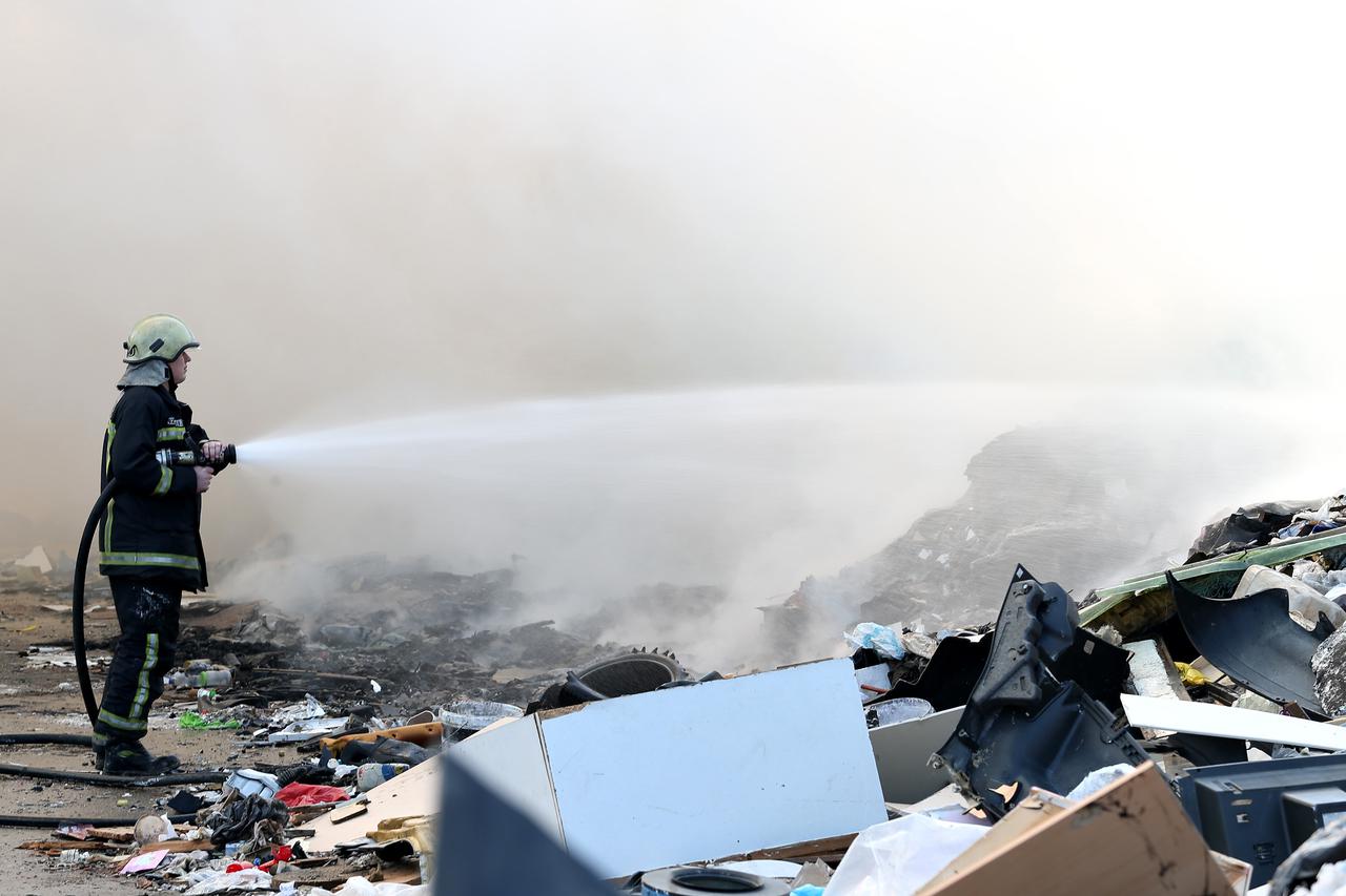 12.10.2014., Zagreb - U blizini Diokija bukno pozar na smetlistu. Vatrogasci su izasli na teren.  Photo: Davor Puklavec/PIXSELL