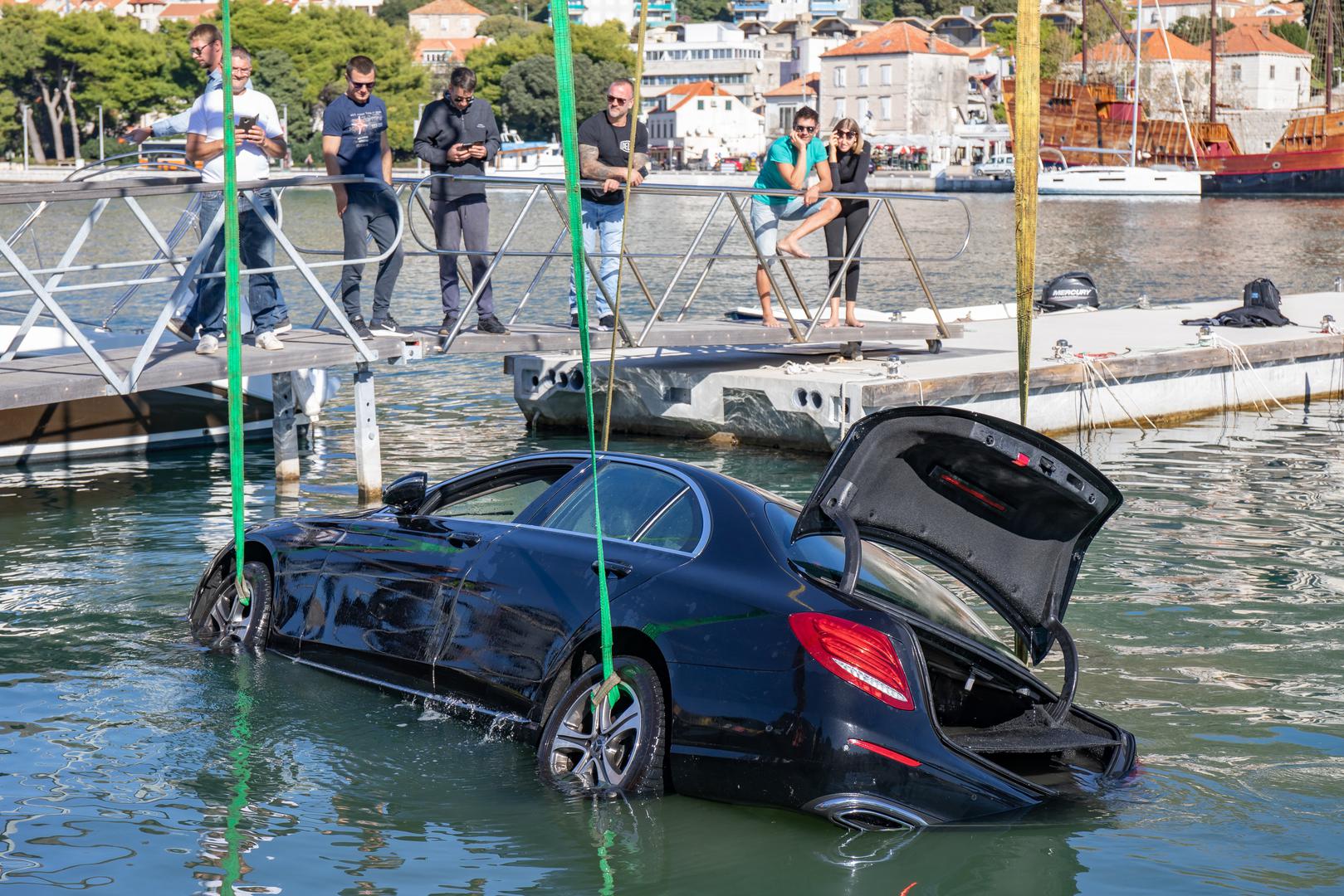 U more na Lapadskoj obali u Dubrovniku sinoć je sletio Mercedes zagrebačkih registarskih oznaka.
