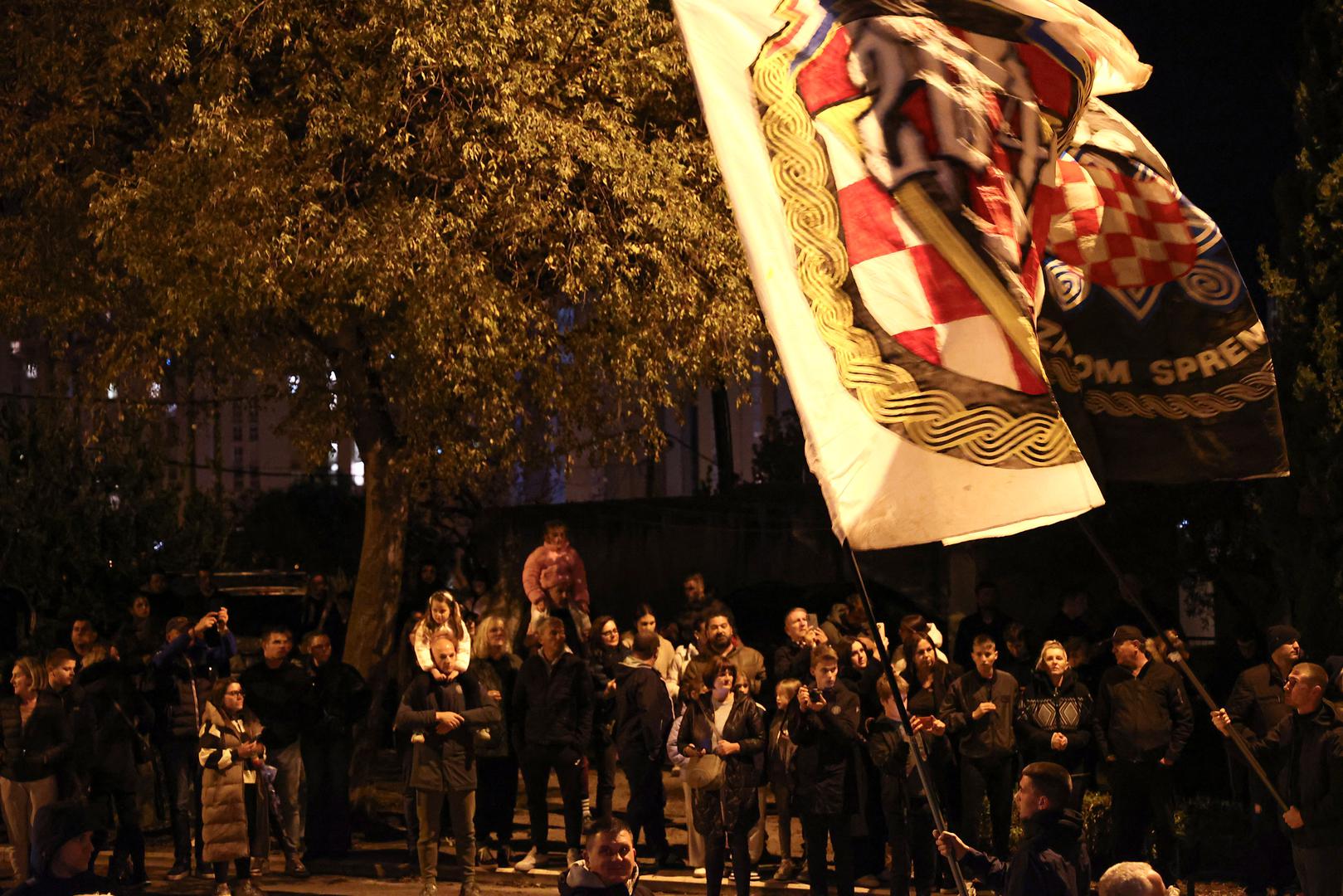 Navijači su se okupili kod spomenika Dječak s luminom, a pridružili su im se i brojni građani.