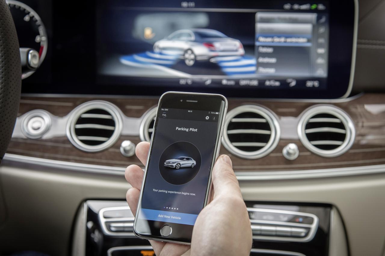 Mercedes-Benz Remote Park-Pilot: Um Parkvorgänge zu erleichtern, bietet die Mercedes-Benz E-Klasse als Sonderausstattung drei Varianten von Park-Assistenten: den Park-Pilot - optional mit 360° Kamera - sowie den neuen Remote Park-Pilot. ;  Mercedes-Benz R
