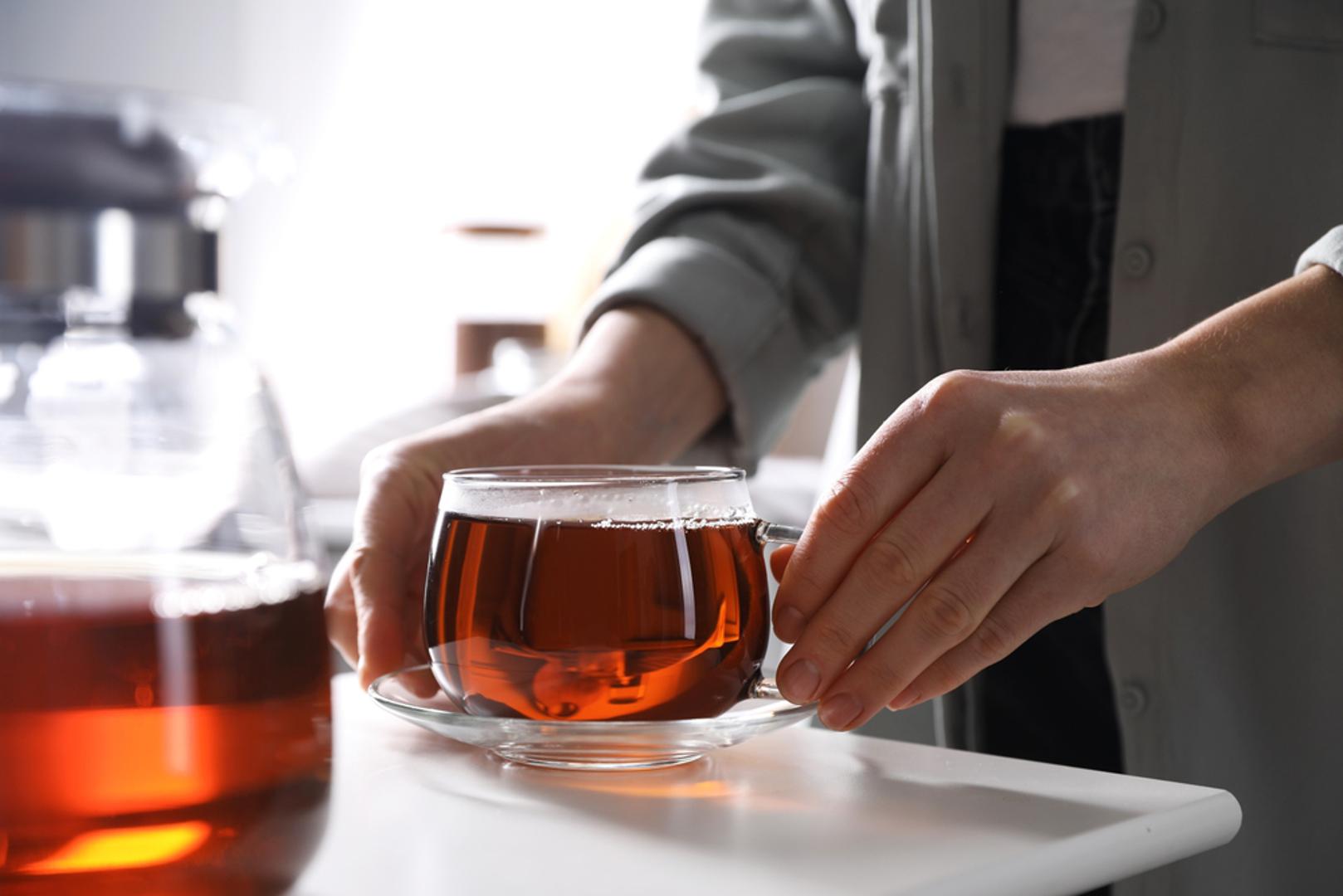 Detox čajevi: Detox čajevi obećavaju izbacivanje toksina i mršavljenje, ali znanstveni dokazi za to ne postoje. Često sadrže diuretike koji mogu izazvati dehidraciju i poremećaj elektrolita. Neregulirani biljni sastojci u njima, poput sene ili gospine trave, mogu oštetiti bubrege. Najbolji 'detox' obavljaju sami bubrezi, uz dovoljno vode i vlakana.