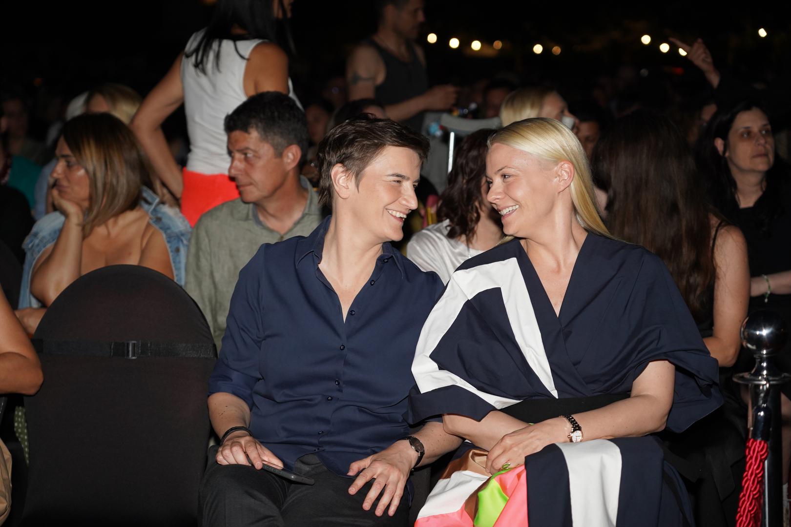 Ja sam sebi dala nijedno drugo pravo od onog što i vi imate i to nije mnogo prava, slažem se.Ja se nisam udala. Ne mogu se vjenčati, živim u neregistriranom partnerstvu, ne mogu usvojiti dijete - rekla je tada okupljenima. 