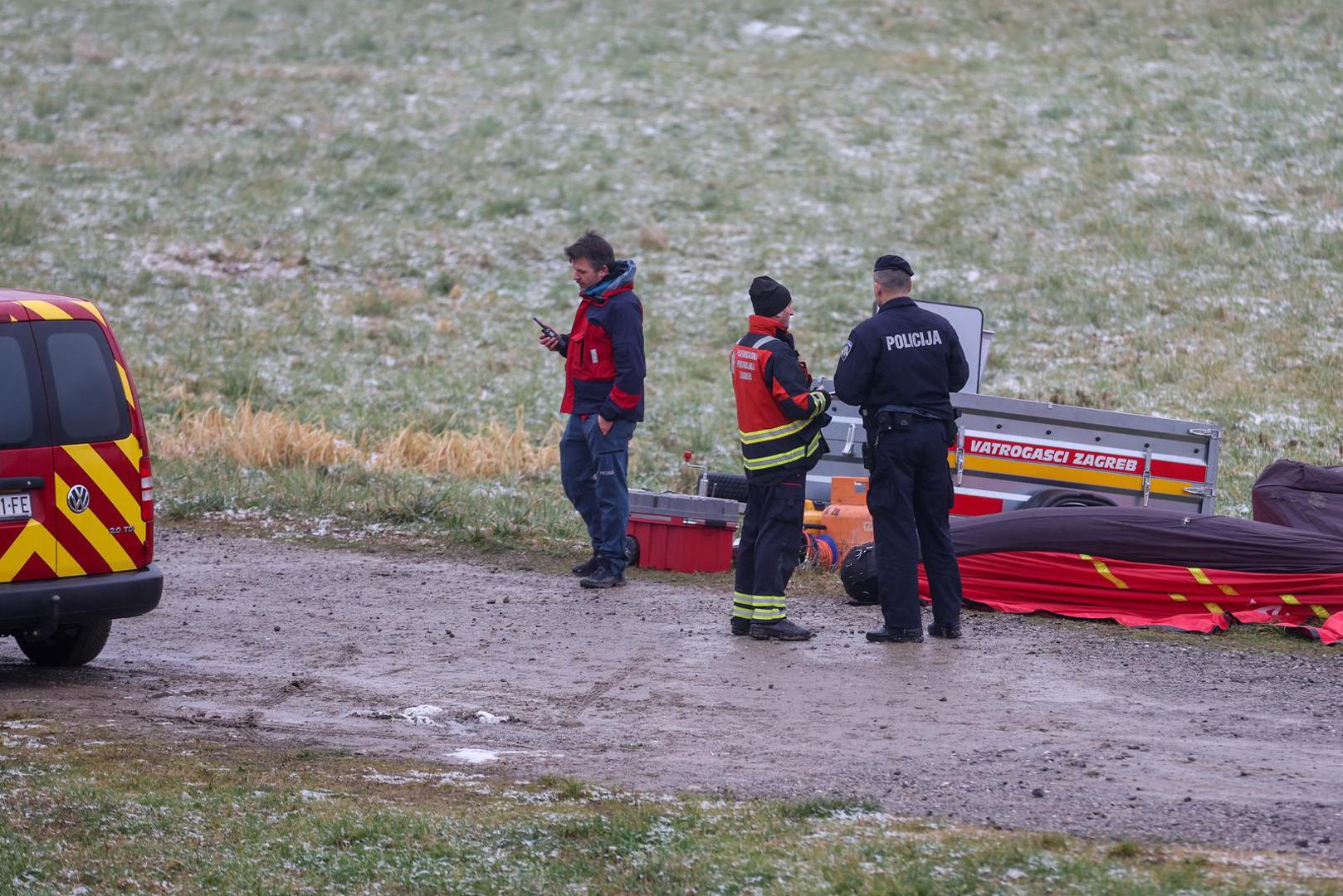 16.01.2025., Zagreb - Vatrogasci uz rijeku Savu gdje se pripremaju za nastavak potraga ze nestalim dijetetom u rijeci. Photo: Igor Kralj/PIXSELL