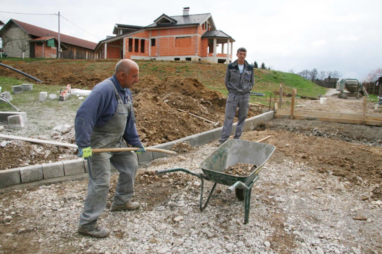 '05.04.2011.,Karlovac- Radovi Vodovoda u Vukmanickom Cerovcu u blizini kuce Branka Vukelica. Dominik Grguric/PIXSELL'