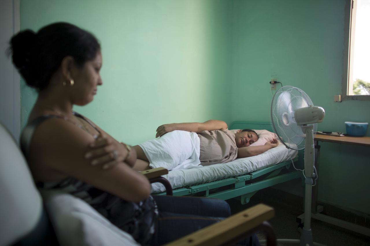 Yadina Femalos (R), 29, rests before giving birth at the Ana Betancourt de Mora Hospital in Camaguey, Cuba, June 19, 2015. The World Health Organization on Tuesday declared Cuba the first country in the world to eliminate the transmission of HIV and syphi