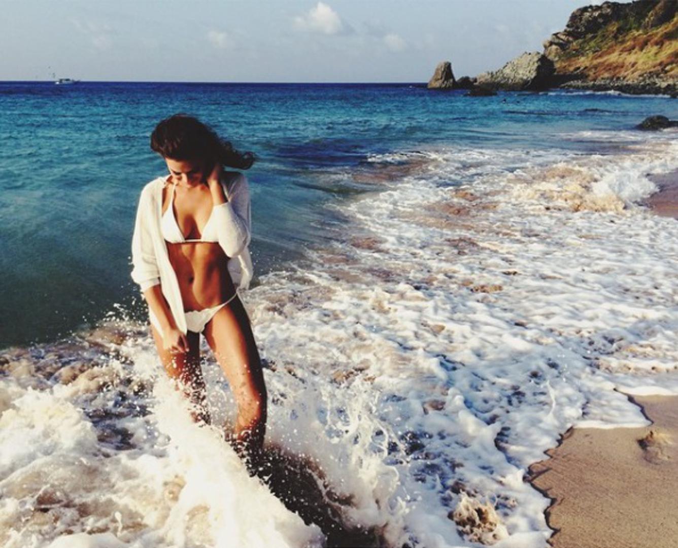 Bruna je inače glumica rođena 1995., a na televiziji je od četvrte godine. Do desete je bila nekoliko puta u brazilskim sapunicama. Dobila je nagradu najbolje dječje glumice 2003. godine te je također dobila nekoliko nagrada za seriju America.
