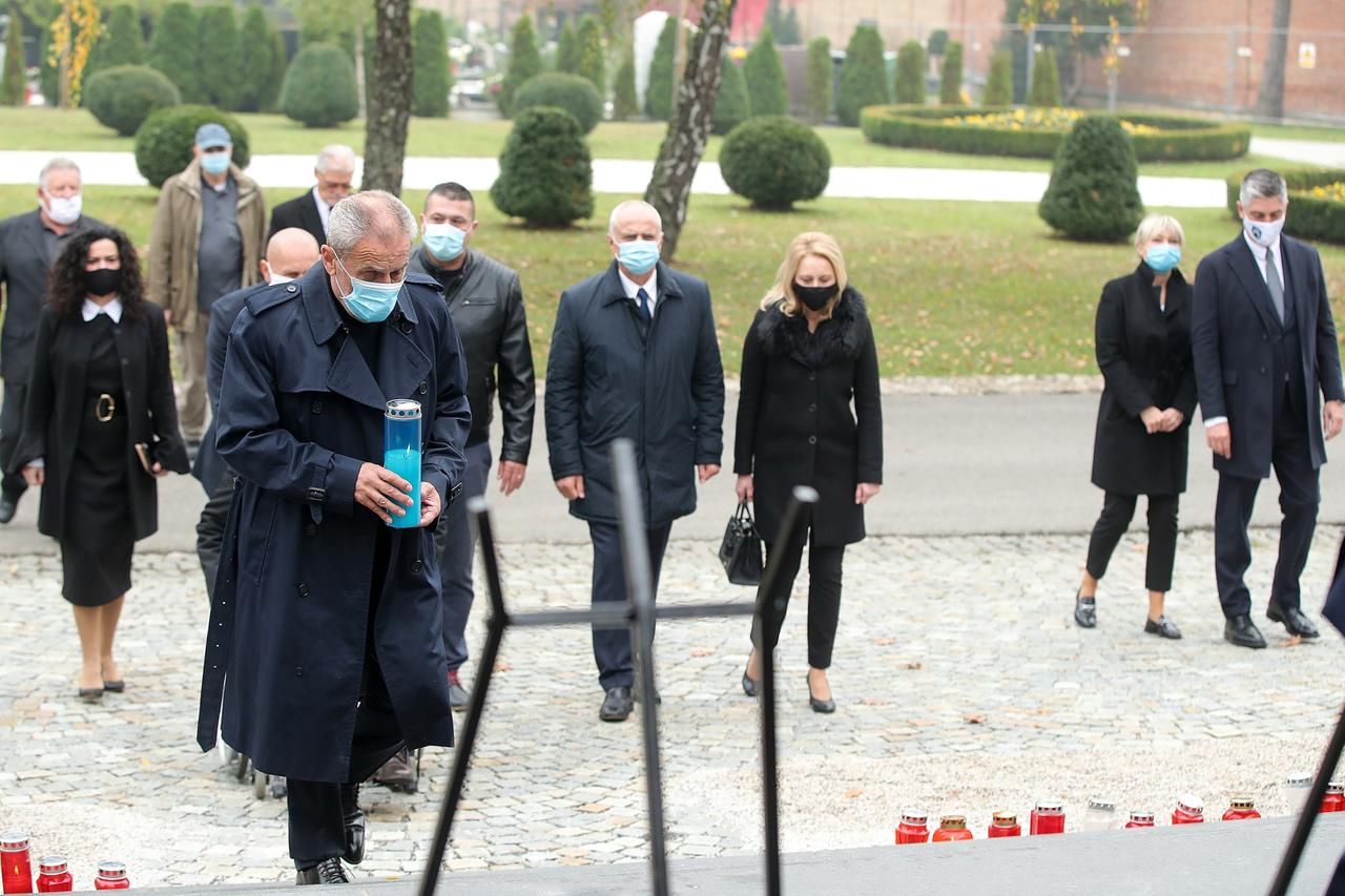 Zagreb: Milan Bandić položio vijence i zapalio svijeće na Mirogoju
