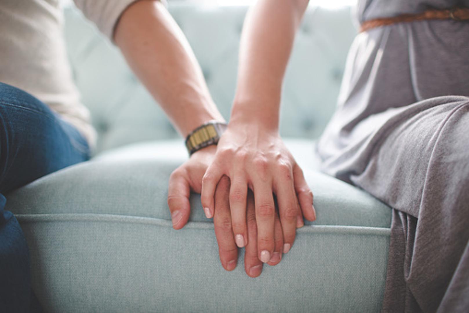 Uhvatite se za ruke kada se skučajno dodirnete? Ako je ovo slučaj i kod vas, to je znak da je odnos s vašim partnerom više prijateljski nego strastveni. 