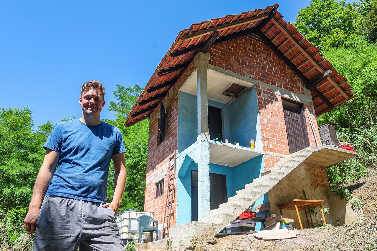 Američki influenser Justus Reid kupio kuću u Hrvatskoj za 5.000 eura, snimke uređenja postale su viralni hit