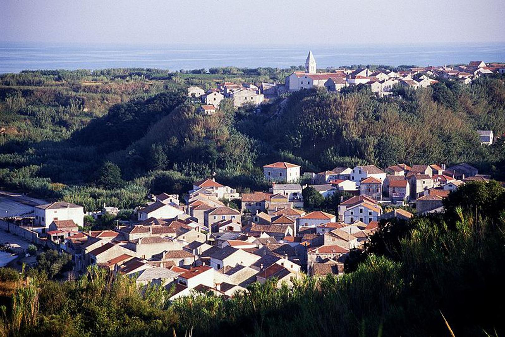 4. Susak - Udaljen je trosatnom vožnjom iz Rijeke, a jedinstven je jer je sav pjeskovit. Nema čak ni ceste, već samo mekane staze. Na njemu živi manje od 150 ljudi.