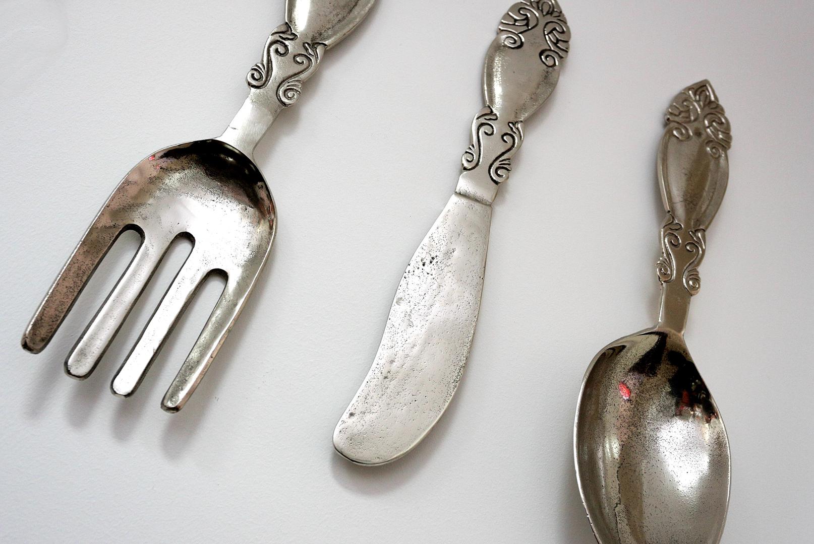 Soda bikarbona odlično će očistiti vaš srebrni pribor za jelo, ali i nakit. Napravite pastu od vode i sode bikarbone u omjeru 1/3 i namažite svaki predmet posebno. Isperite toplom vodom te obrišite suhom krpom za sjaj. 