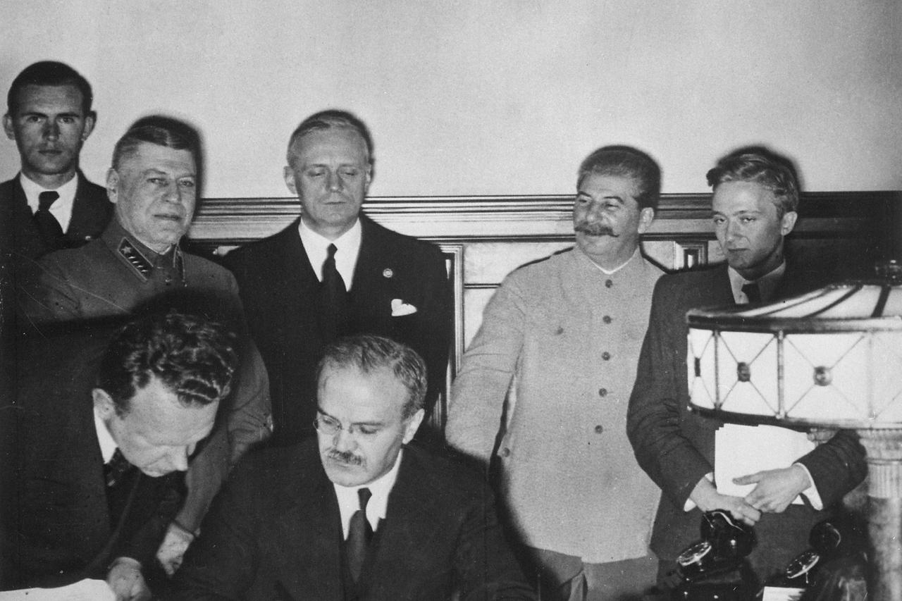 storyeditor/2025-03-04/MolotovRibbentropStalin.jpg