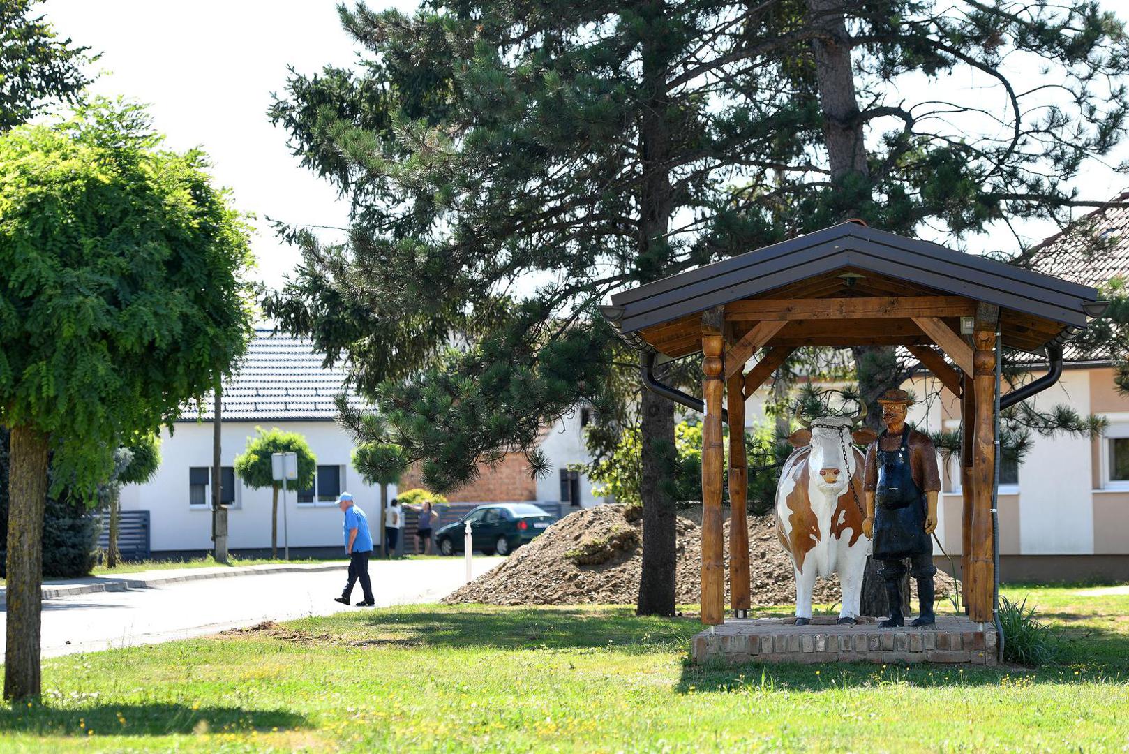 Spomenik hantlaru nalazi se u Strahonincu.
