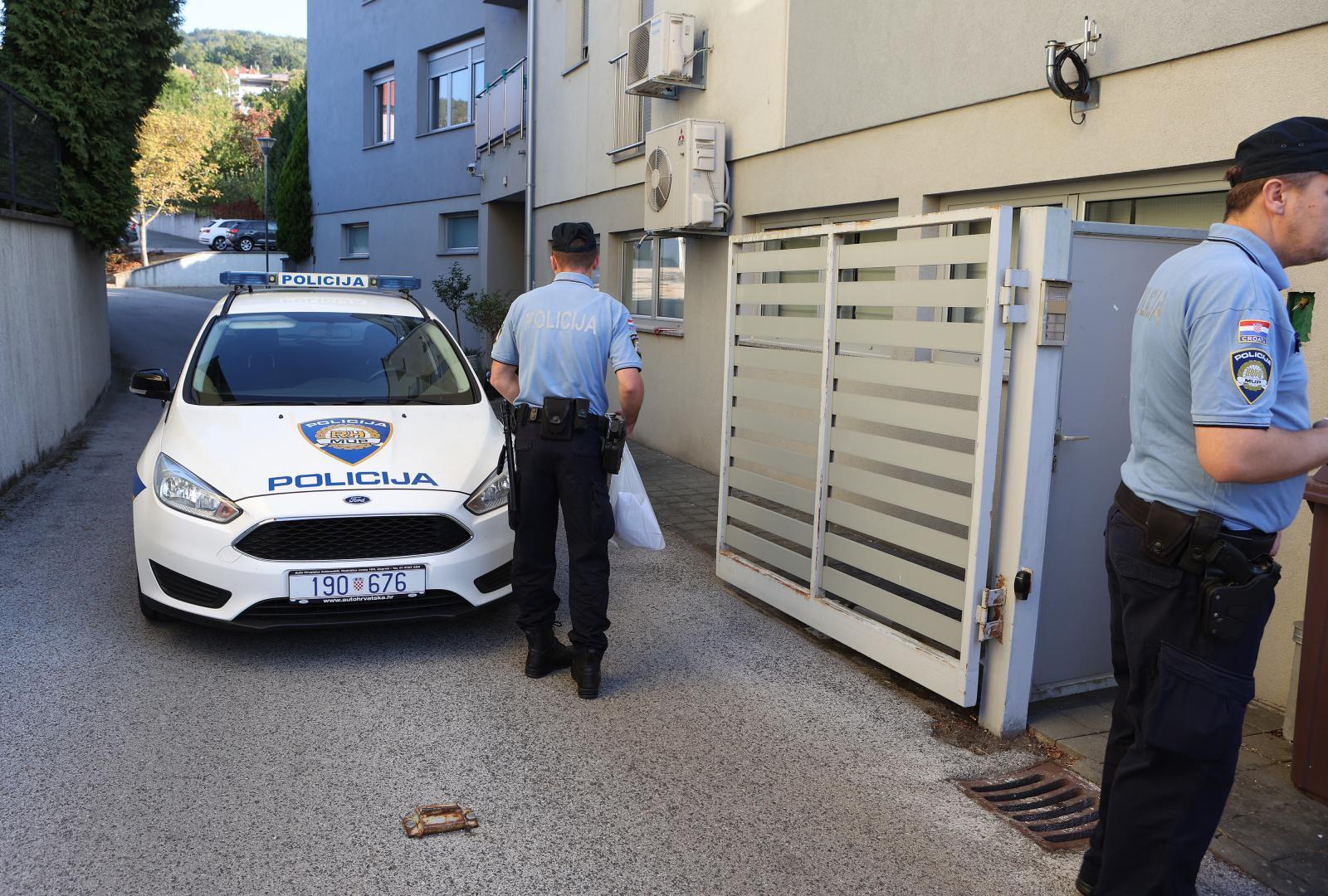 25.09.2021., Zagreb - Policija obavlja ocevid ispred zgrade u Mlinovima, u kojoj je nocas ubijeno troje ljudi. Photo: Marko Prpic/PIXSELL
