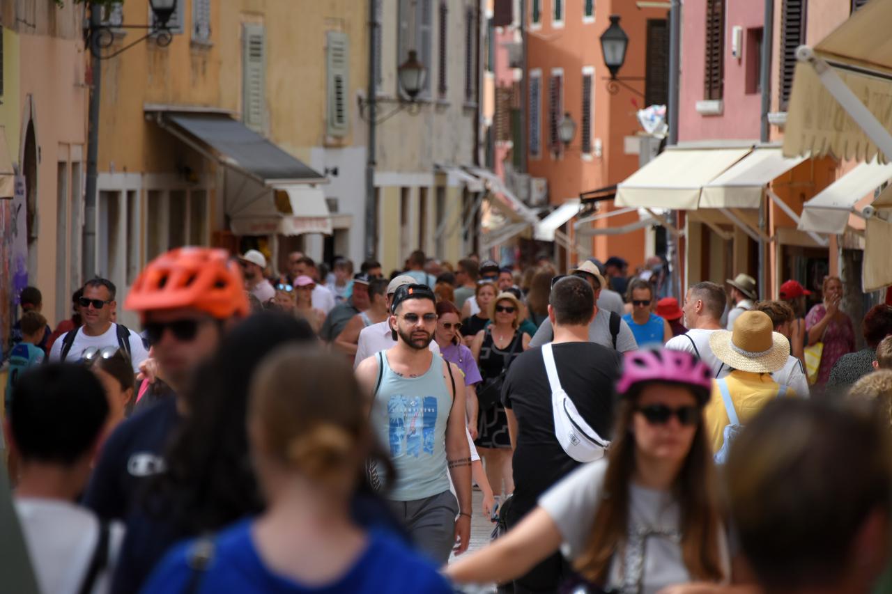 Turisti u šetnji Rovinjom