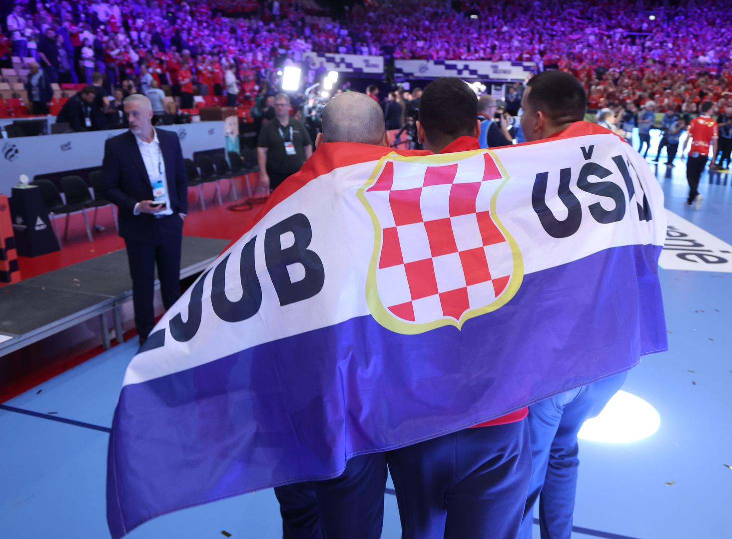 U prvom slučaju, izbornik hrvatske reprezentacije Dagur Sigurdsson kažnjen je s 4000 eura zbog pogrdnih izjava upućenih Europskoj rukometnoj federaciji tijekom službene konferencije za medije nakon polufinala. Od toga je 2000 eura kazne izrečeno uvjetno, uz rok kušnje od dvije godine.