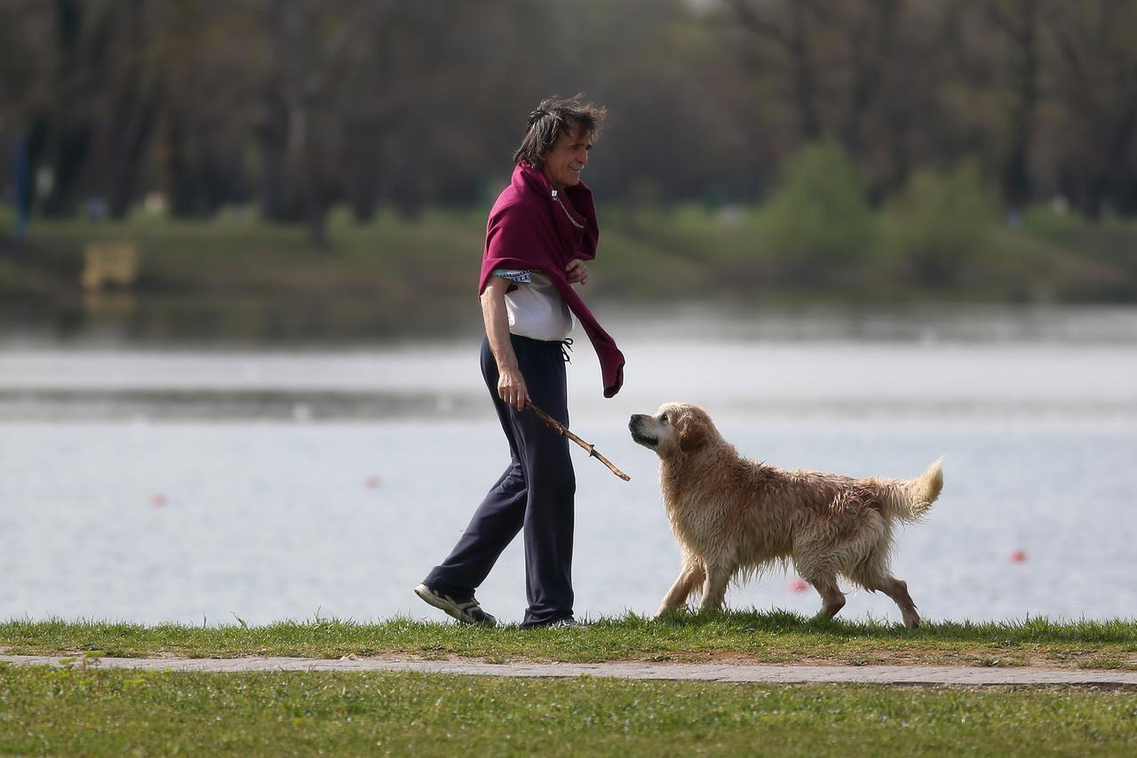 21.03.2014., Zagreb - Mnogi gradjani prvi dan proljeca proveli su na jezeru Jarun odmarajuci se, setajuci pse, rolajuci se ili vozeci bicikl. Photo: Igor Kralj/PIXSELL