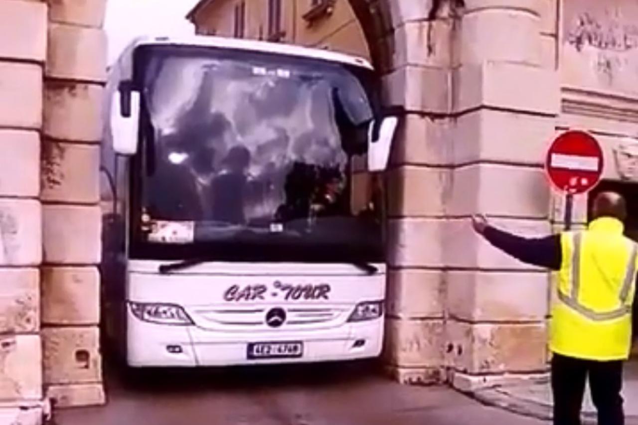 Autobus zapeo u vratima Foše